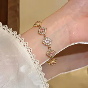 Vista dettagliata di un elegante bracciale placcato oro 18 carati con pietre di zirconia rosa al polso