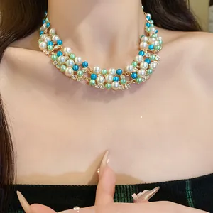 Élégant collier de perles multi-rangs avec perles bleues et vertes pour un look de luxe.
