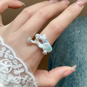 Gros plan d'une bague fleur en émail bleu clair avec de délicats accents de cristal