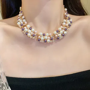 Vue détaillée d'un élégant collier vintage en perles et strass porté en style ras-du-cou