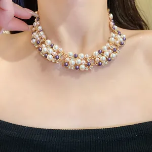 Gros plan d'un ras-du-cou style palais vintage avec perles violettes et blanches et strass