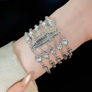 Dettaglio del bracciale argento multistrato con cristalli ovali e motivo a labbra.