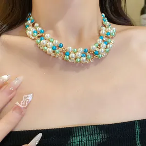 Gros plan d'un collier ras du cou vintage en perles multicolores et strass sur un modèle
