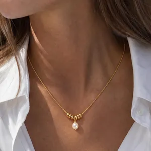 Collana da Donna in Acciaio Inossidabile Placcato Oro 18K con Elegante Ciondolo di Perla Artificiale e Grani Metallici Geometrici Gioielli