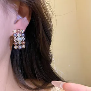 Détail rapproché de boucles d'oreilles vintage style palais avec perles et cristaux