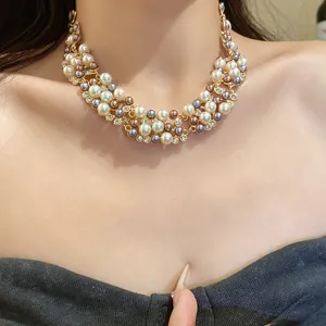 Détail rapproché d'un collier de perles élégant avec des accents de strass brillants