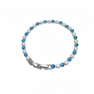 Elegante bracciale tennis color argento con zirconi tondi alternati blu e bianchi.