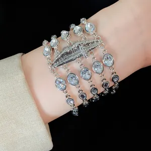 Vista dettagliata del bracciale multistrato argentato con strass e elemento centrale a labbra