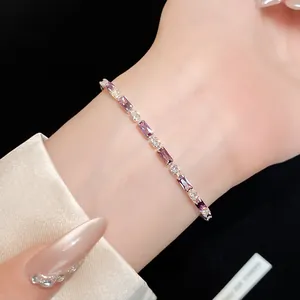 Elegante primo piano di un braccialetto di zirconi viola indossato su un polso femminile.