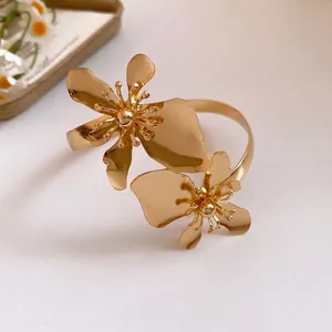 Vintage Gold Metall Blumen Armreif mit elegantem künstlerischem Blumendesign für Damen