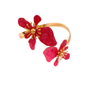 Vintage vergoldeter Metall Armreif mit großen roten emaillierten Blumendesigns für Damen