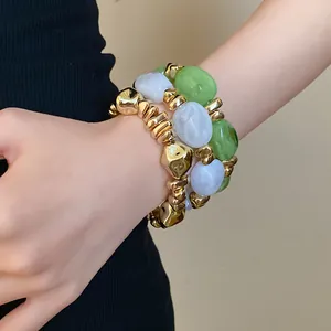 Primer plano de un conjunto de pulseras elásticas retro de acrílico geométrico