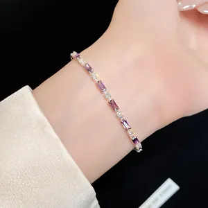 Elegante bracciale con pietre di zirconia rettangolari viola mostrato sul polso di una donna.