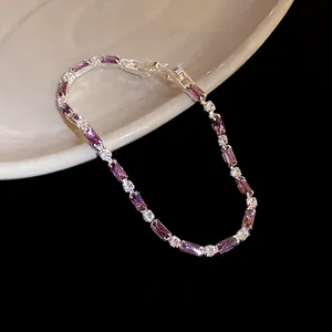 Dettaglio di un elegante bracciale in zircone viola con taglio rettangolare e cristalli.