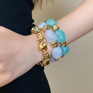 Primer plano de elegantes pulseras elásticas de acrílico vintage con mármol