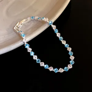 Vista dettagliata di un elegante bracciale con zirconi cubici blu e bianchi a taglio rettangolare
