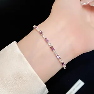 Elegante bracciale in stile francese con zirconi viola sul polso di una modella.