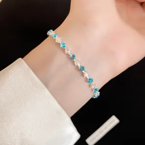Dettaglio di un elegante bracciale in stile francese con zirconi blu e trasparenti tagliati
