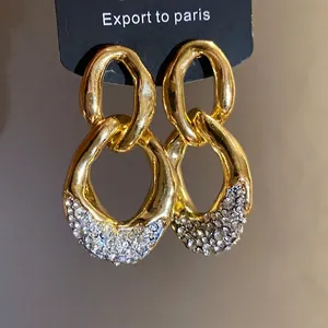 Orecchini a catena geometrici dorati con pavé di strass per un elegante look di lusso