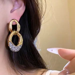 Eleganti orecchini a catena color oro con strass scintillanti per un look di lusso