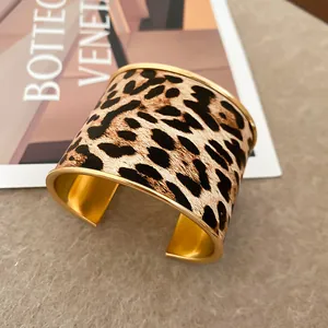Bracciale rigido largo vintage con stampa leopardata audace e bordi dorati di lusso