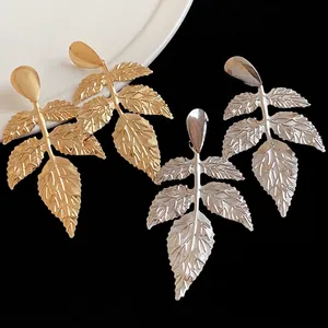 Eleganti orecchini pendenti a foglia in metallo stropicciato oro e argento donna