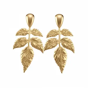 Eleganti orecchini pendenti in metallo dorato con foglie pieghettate dal design moderno