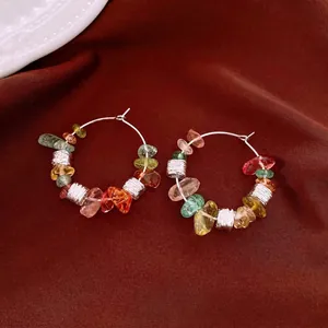 Eleganti orecchini a cerchio con perline in pietra multicolore irregolare e design di lusso