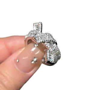 Elegante anillo pavé retorcido plateado con circonitas, diseño abierto ajustable