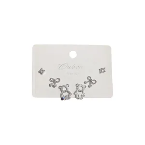 Elegante set di 6 orecchini a lobo in argento con orsetti in zircone, fiocchi e perle