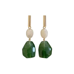 Elegante geometrische grüne Harz-Ohrhänger mit goldfarbenen Metallstäben und Perlen.