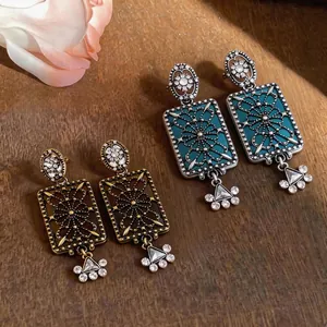 Orecchini a perno vintage in stile regale con filigrana e accenti di strass