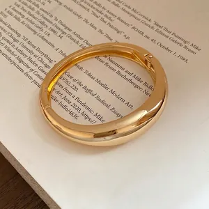 Bracciale rigido dorato irregolare con cerniera e design rétro minimalista finitura lucida