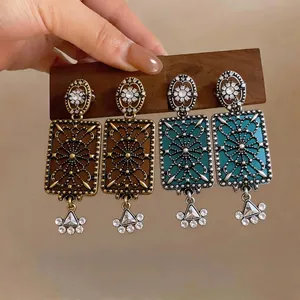 Orecchini quadrati in lega stile vintage con strass ed elegante motivo traforato