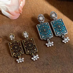 Dettaglio ravvicinato di orecchini rettangolari vintage con strass molto brillanti