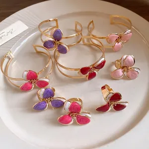Vintage Palace Style Metal Flower Enamel Open Ring Bracelet Set Retro Floral Gold Plated Adjustable Hand Jewelry For Women