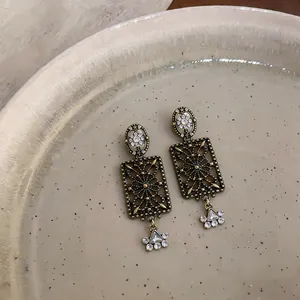 Orecchini vintage quadrati traforati con strass scintillanti in finitura oro antico