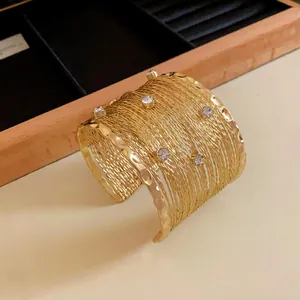 Bracelet manchette ouvert doré irrégulier de luxe avec des accents de cristal