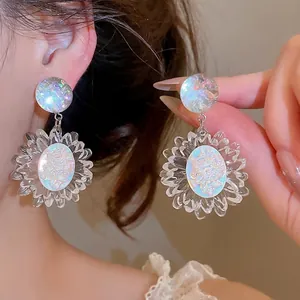 Orecchini a Bottone a Forma di Margherita Trasparente Stile Francese per Donna Eleganti Orecchini Floreali Cangianti in Resina