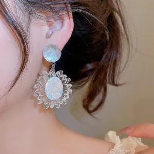 Eleganti orecchini pendenti a margherita olografici trasparenti da donna stile fata
