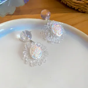 Eleganti orecchini a margherita trasparenti stile francese con centro iridescente.