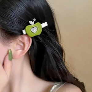 Pince à cheveux pomme verte en résine avec détail en zircon en forme de cœur brillant