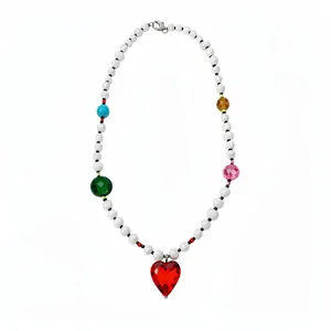 Élégant collier de perles avec perles colorées et un pendentif coeur en cristal rouge vif