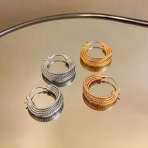 Orecchini a cerchio a fune intrecciata placcati in oro 18 carati e argento su specchio