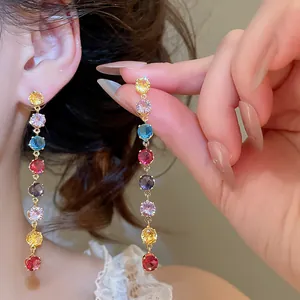 Gros plan de boucles d'oreilles pendantes en zircon coloré plaqué or 18K