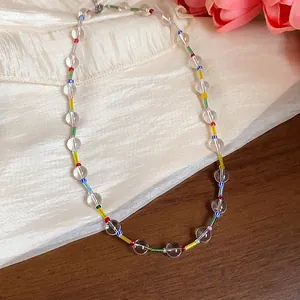 Vue détaillée d'un collier de perles colorées avec des perles transparentes et vives
