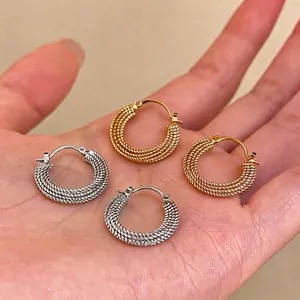 Eleganti orecchini a cerchio placcati oro 18k con una raffinata trama a treccia