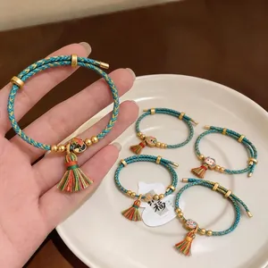 Handgefertigtes geflochtenes fünfelfarbiges Armband mit bunten Quastenanhängern