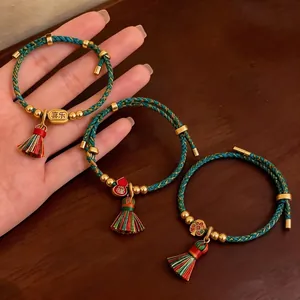 Handgefertigtes buntes geflochtenes Armband zum Drachenbootfest mit Quasten und Anhängern