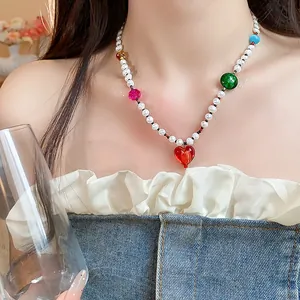 Détail du collier de perles cœur d'été avec des perles de verre colorées sur modèle